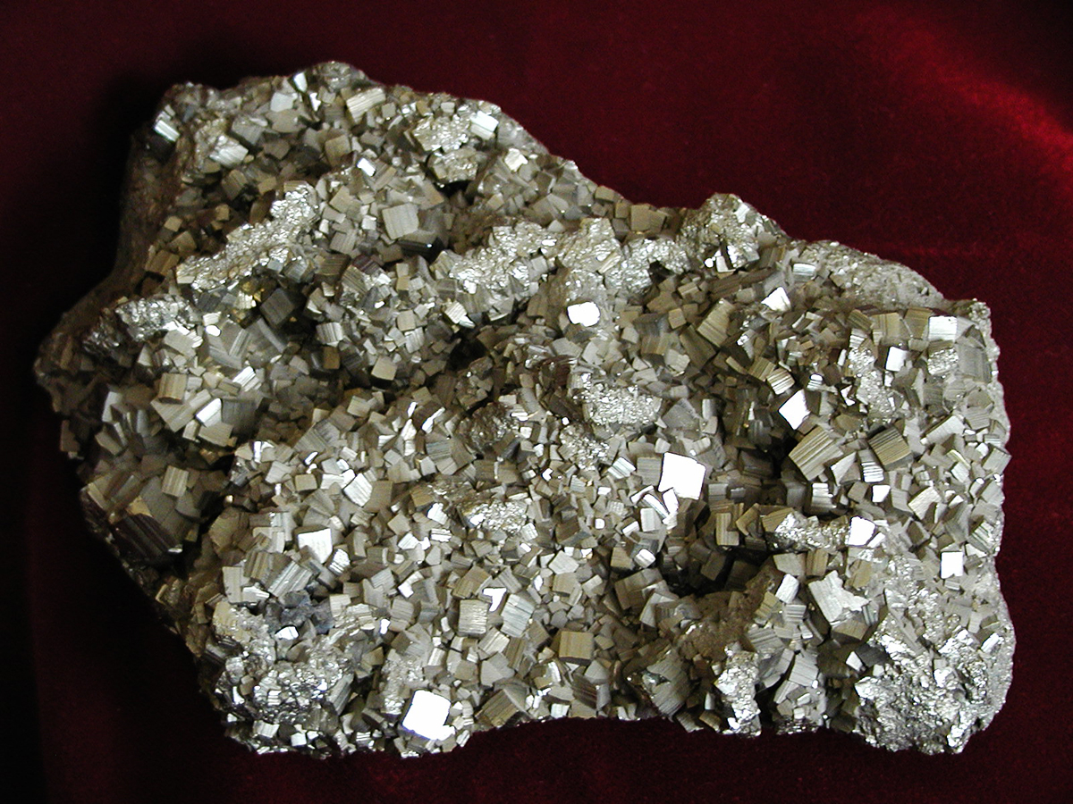 How Can You Tell If A Mineral Is Metallic Or Nonmetallic